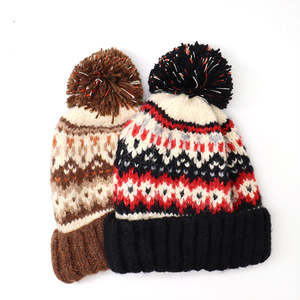 Gorro con pompón personalizado al por mayor, gorro cálido de invierno de punto suave para hombres y mujeres, ropa de calle de moda - Product Image 6