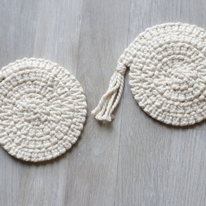 Posavasos de Macramé (Redondos) de PENTAGON TRADING HOUSE al por Mayor, Posavasos de Mesa Hechos a Mano con Bordado Ecológico - Product Image 1