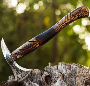 Hacha Vikinga Hecha a Mano con Mango de Madera de Fresno Grabado y Funda de Cuero con Grabado en la Cabeza - Product Image 4