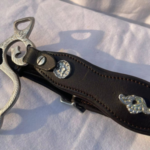 บิตม้าแบบตะวันตกคุณภาพพรีเมียม พร้อมสายรัดแก้มหนัง |   ดอกเกลียวแกะสลักสำหรับขี่ม้าและฝึกม้า - Product Image 3