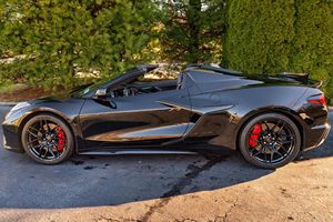 Corvette Z06 Cabriolet 2023 ~4 200 milles, moteur V8 LT6 de 670 ch, finition 3LZ, peu modifiée - Product Image 2