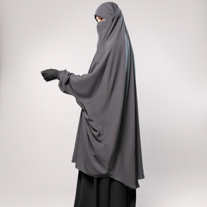 ชุดเดรสผ้าโพลีเอสเตอร์ระบายอากาศได้ดีสไตล์มุสลิมแบบเรียบง่ายทรงหลวมสีเทา - Product Image 1