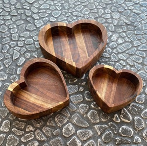 Cuenco de corazón de madera de acacia natural para regalo romántico y servicio - Product Image 3