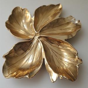 Servidor de frutas secas de aluminio hecho a mano con cuencos en forma de hoja triple en acabado dorado para comedor decorativo y utilidad de servicio. - Product Image 5