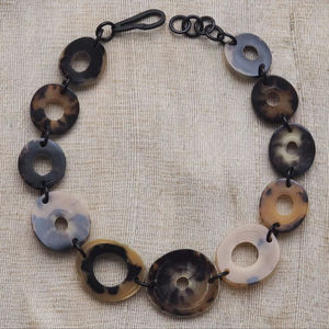 Collar de Lujo Hecho a Mano con Cuerno de Búfalo, Joyería Natural y Sostenible para Mujer, Alta Calidad - Product Image 1