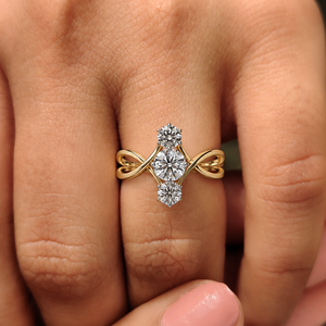 Bague personnalisée à trois pierres en diamant de laboratoire taille brillant rond, en or pur 14K, avec bande croisée, pour tenue de mariée, bagues de mariage et de fiançailles - Product Image 2