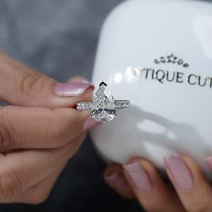 แหวนเพชรทรงลูกแพร์ ผลิตในห้องปฏิบัติการ รับรองโดย IGI พร้อมวงแหวนแบบ Pave Band - Product Image 6