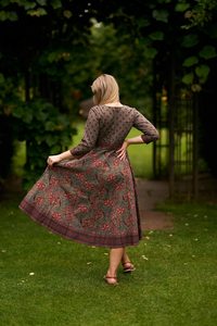 Nouvelle robe Eleanor pur coton bloc à la main imprimé Style bohème fabriqué à la main mode éthique vert olive et marron - Product Image 3