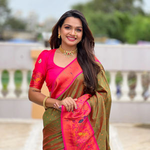 Sari de Seda de Diseño con Tejido Zari y Diseño Meenakari para Ocasiones Festivas - Product Image 1