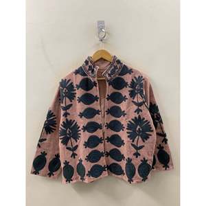 Chaqueta de Algodón Tipo Waffle Ecológica con Bordado Floral Suzani en Color Rosa Polvoriento, Cuello Mandarín, Estilo Bohemio para la Temporada de Primavera - Product Image 4