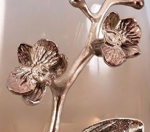 Verre d'ouragan doré fabriqué à la main avec bougeoir floral parfait pour un salon élégant et un décor de salle à manger - Product Image 2