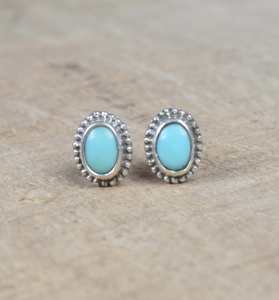 Boucles d'oreilles clous en turquoise Sleeping Beauty, ovales, en argent sterling, pierre de naissance de décembre, bijoux faits à la main - Product Image 1