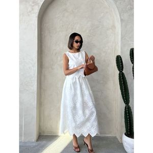 Blusa Casual sin Mangas con Detalle Bordado - Product Image 2