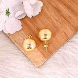 Vente en gros Lot de 25 paires de boucles d'oreilles élégantes en laiton plaqué or avec boule chic, bijoux tendance pour fiançailles, mariage et cadeaux pour femmes - Product Image 4