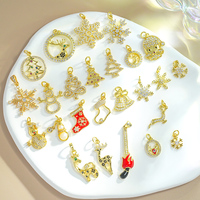 Charmes de Noël en forme de flocon de neige, bonhomme de neige, sapin de Noël, élan, zircon en laiton, plaqué or, émail, pendentifs de Noël pour la fabrication de colliers et de bracelets