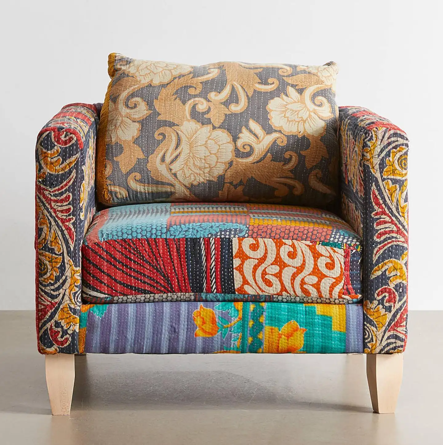 Ultimo Design moderno multicolore Premium Kantha lavoro manuale lussuoso divano monoposto per la decorazione del soggiorno all'ingrosso