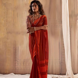 Beau Saree en soie Georgette verte avec chemisier en soie Designer Wedding and Party Wear pour adultes Handwoven Masterpiece - Product Image 1
