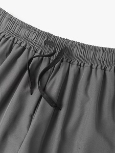 Shorts de sport gris uni pour hommes, personnalisables, séchage rapide, avec bande latérale, taille à cordon de serrage, longueur mi-cuisse, en polyester tissé - Product Image 5