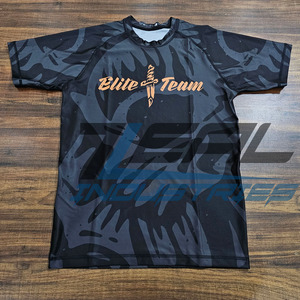 MMA เสื้อแรชการ์ดพิมพ์ซับลิเมชันกำหนดเอง240ป้องกันอัลทวอยเลต์ GSM การบีบอัดการต่อสู้แบบผดผื่น BJJ ผลิตในปากีสถาน - Product Image 1