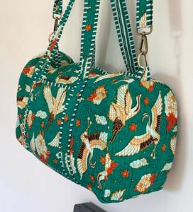 Bolsa de lona de algodón con estampado de pájaros verdes Bolsa de gimnasio de viaje de lujo Weekender con diseño duradero y ecológico de gran capacidad - Product Image 2
