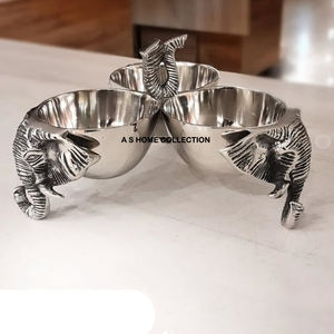 New Arrival Brass Flower Glossy Finished <b>Bowl</b> Stainless Steel Round Shape Luxury Home Use Set of 3 Fruit and Food <b>Serving</b> <b>Bowl</b> - Product Image 3