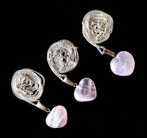 Colgante de cuarzo rosa en forma de corazón, de moda y gran venta, cristal curativo natural para joyería, meditación y moda. - Product Image 1