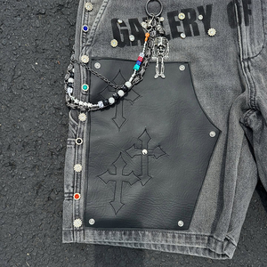 Shorts en jean vintage pour hommes avec logo personnalisé OEM, patch en cuir, denim vintage lavé, chaîne et strass - Product Image 5