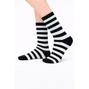 Chaussettes de sport imprimées cercles noirs et blancs de haute qualité, logo personnalisable, impression numérique, antibactériennes, résistantes à la transpiration pour l'automne - Product Image 2