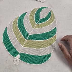 2025 Artisan perlé luxe Table à manger décor motif floral bas Candy Cane Design pour la maison ou l'hôtel saison des vacances - Product Image 4