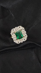 Anillo de joyería personalizado listo para enviar anillo de oro de 18K con Esmeralda cultivada en laboratorio y Diamante CVD de fábrica de joyería de India - Product Image 2