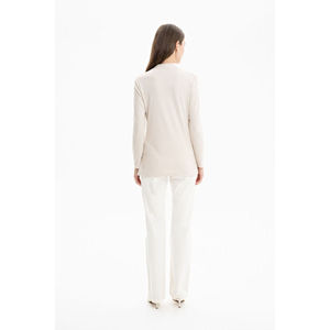 เสื้อเบลาส์ถักลายสีเบจสำหรับสไตล์ลำลองในฤดูใบไม้ผลิ - Product Image 4