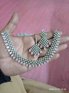 Ensemble de collier en pierre blanche de luxe avec boucles d'oreilles pendantes, accents d'émeraude royale avec pierres blanches brillantes - Product Image 3