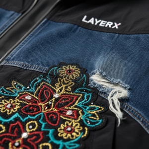 Conjunto de dos piezas de chándal de mezclilla para mujer, ecológico, con capucha, estampado, patchwork, de nailon, chaqueta corta rasgada y pantalones holgados - Product Image 4