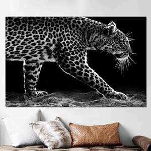 Toile élégante à imprimé léopard : Art animalier noir et blanc, encadré style galerie - Product Image 1