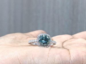 Bague de fiançailles halo en moissanite bleu clair taille ronde de 1,75 ct, bague solitaire en or blanc 14 carats massif pour femmes - Product Image 5