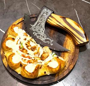 Cortador de Pizza de acero de alto carbono forjado a mano de alta calidad, diseño de hacha vikinga grabada, fácil corte, Funda de cuero DIY - Product Image 4