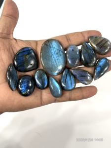 Pierre précieuse naturelle en feu bleu, cabochon, forme et taille mélangées, environ 20 à 30 mm. - Product Image 4