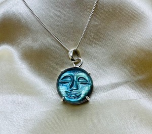 Pendentif de visage de lune en Labradorite naturelle Collier de pierres précieuses plaqué avec visage sculpté Accessoire de collier de charme - Product Image 4