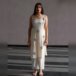 Ensemble kurta de luxe en soie romaine avec des broderies élégantes, des travaux de miroir réels et un dupatta à carreaux kota imprimé numériquement - Product Image 6