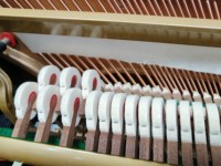 Piano vertical Kawai US50 en stock, envío rápido. Piano vertical resistente para uso a largo plazo, para escenario y estudio, de segunda mano.