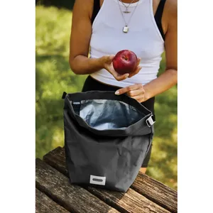 Bolsa Refrigerante Sostenible de 6.7L Black+Blum RPET para Almacenamiento de Dispositivos - Product Image 6