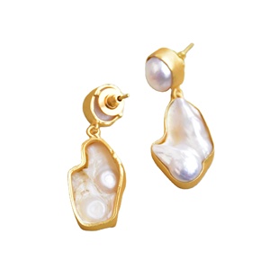 Boucles d'oreilles créoles en laiton en gros, avec cristaux de guérison naturels authentiques en forme de goutte, finition plaquée or 18 carats, motif de créateur unique - Product Image 2