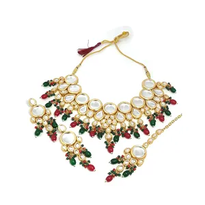 Ensemble de bijoux Kundan rouge et vert, comprenant un collier, des boucles d'oreilles et un Maang Tikka, plaqué or sur cuivre, idéal pour les occasions de mariage. - Product Image 4