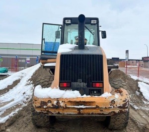 Cargador de ruedas Case 721D 2006: Cargador de tamaño medio fiable para la construcción y el manejo de materiales - Product Image 1