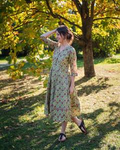 Vestido Vanessa Estampado a Mano, Estilo Bohemio, Floral, Verde y Rosa, Largo hasta la Pantorrilla, Informal, Ocasional, Hecho a Mano, Moda Ética - Product Image 3