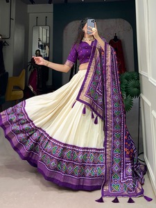Lona de algodón con estampado de Patola púrpura boda Lehenga Choli borlas pesadas costura con cremallera para damas de honor nupciales indio paquistaní - Product Image 4