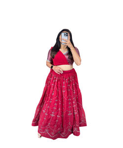 Brillez de mille feux avec un lehenga choli royal inspiré des célébrités, rehaussez votre tenue de soirée, majestueux coton de soie, broderie moderne - Product Image 3