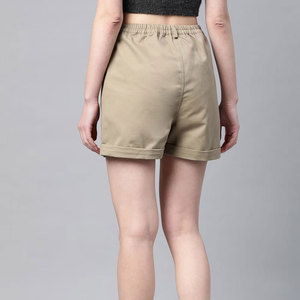 Pantalones cortos de mezclilla negros con un corte ajustado con botones-Pantalones cortos de mezclilla con un estilo retro Pantalones cortos de mezclilla lavados con dobladillo con puños - Product Image 3