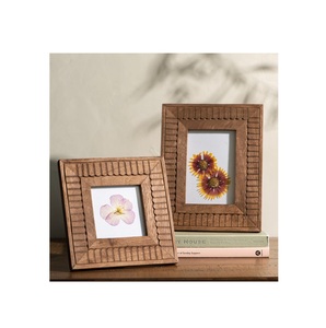 Marco de fotos de madera minimalista y sencillo que proporciona una sensación visual estética limpia para entornos de sala de estar modernos. - Product Image 6