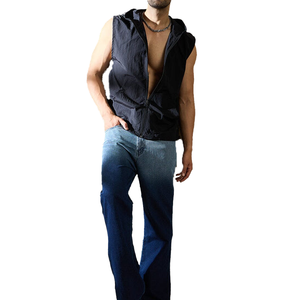 Chaleco Cortavientos Personalizado con Capucha, Sin Mangas, de Poliéster, Moderno y Elegante, con Cierre de Cremallera, Hecho en Pakistán - Product Image 2